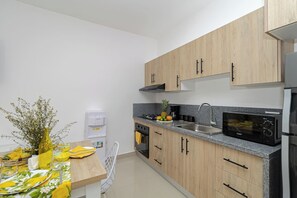 Réfrigérateur, micro-ondes, four, plaque de cuisson