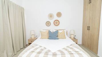 1 Schlafzimmer, Schreibtisch, Bügeleisen/Bügelbrett, Reisekinderbett