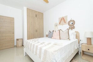 2 Schlafzimmer, Schreibtisch, Bügeleisen/Bügelbrett, Reisekinderbett