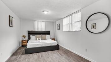 2 Schlafzimmer, Schreibtisch, Bügeleisen/Bügelbrett, Reisekinderbett