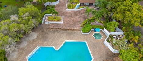 Una piscina al aire libre