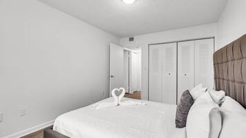 2 Schlafzimmer, Schreibtisch, Bügeleisen/Bügelbrett, Reisekinderbett