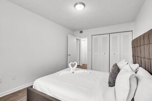 2 Schlafzimmer, Schreibtisch, Bügeleisen/Bügelbrett, Reisekinderbett