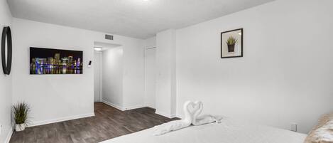 2 slaapkamers, een bureau, een strijkplank/strijkijzer, reisbedje