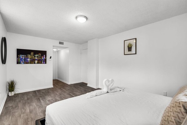 2 chambres, bureau, fer et planche à repasser, lit parapluie