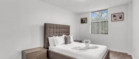 2 chambres, bureau, fer et planche à repasser, lit parapluie