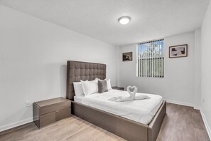 2 slaapkamers, een bureau, een strijkplank/strijkijzer, reisbedje