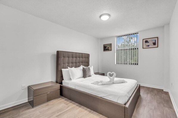 2 Schlafzimmer, Schreibtisch, Bügeleisen/Bügelbrett, Reisekinderbett