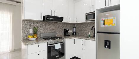 ثلاجة، ميكروويف، فرن، موقد طهي مسطح