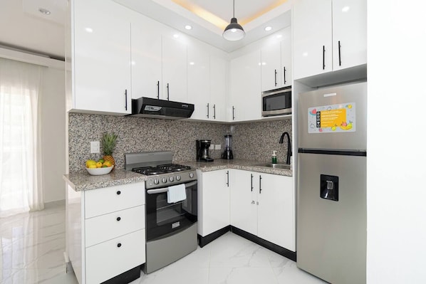 Refrigerador, microondas, horno y parrilla de estufa