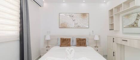 1 chambre, bureau, fer et planche à repasser, lit parapluie