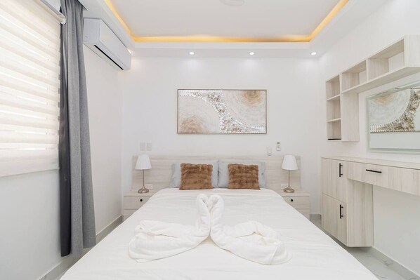 1 Schlafzimmer, Schreibtisch, Bügeleisen/Bügelbrett, Reisekinderbett