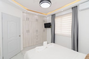 1 habitación, escritorio, tabla de planchar con plancha y cuna de viaje