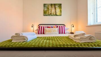 3 bedrooms, iron/ironing board, WiFi, bed sheets