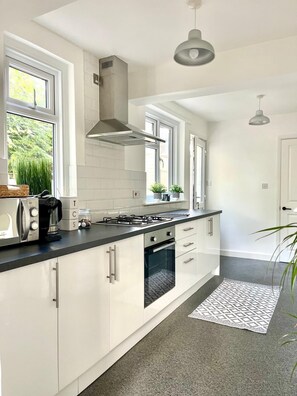 Four à micro-ondes, un four