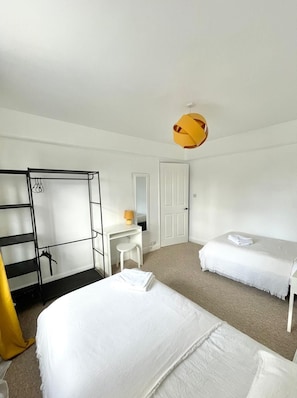 4 habitaciones, tabla de planchar con plancha y acceso a internet