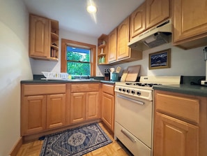 Réfrigérateur, un four, surface de cuisson, cafetiÚre-théiÚre