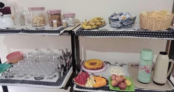 Un montaje de buffet con diferentes alimentos y bebidas.