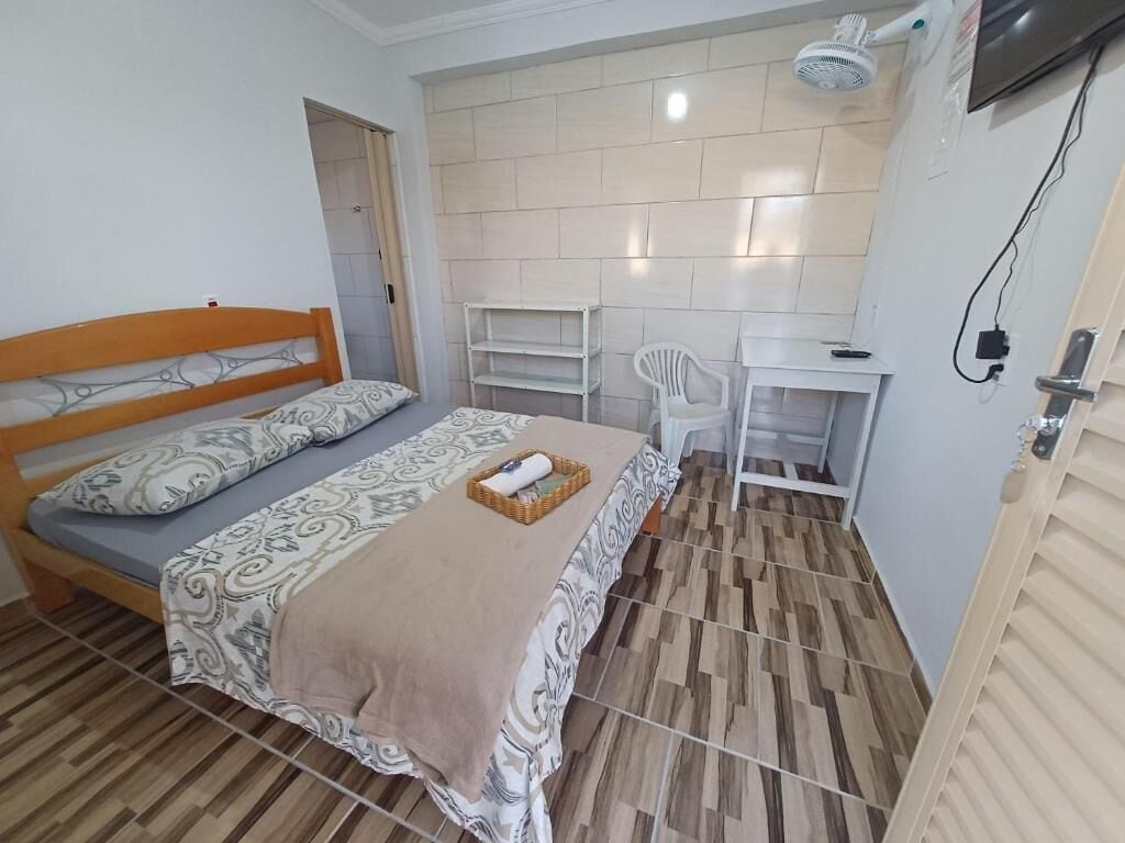 Quarto triplo básico, vista para o pátio | Espaço de trabalho para notebook, Wi-Fi de cortesia