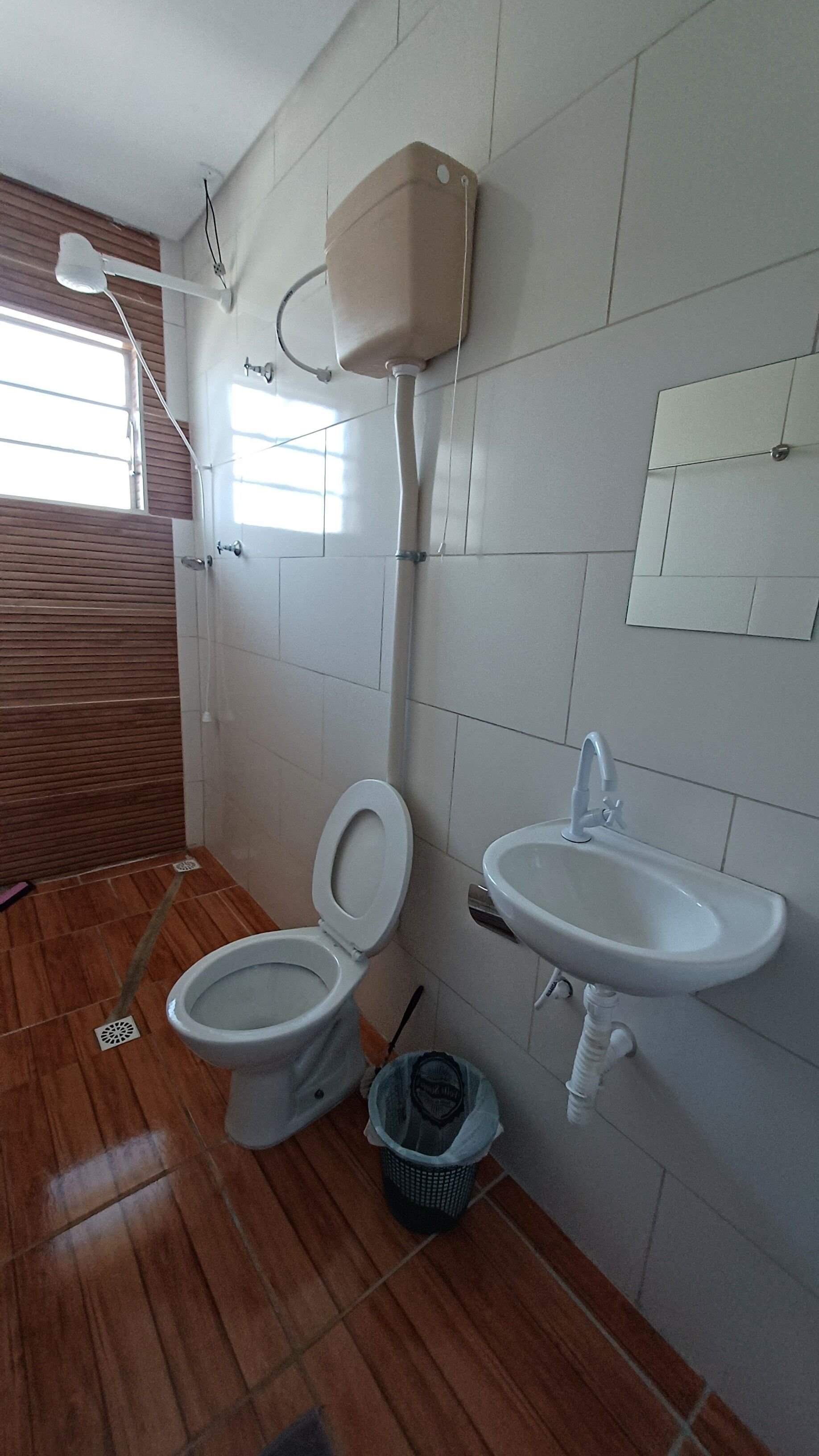 Economy-dobbeltværelse - udsigt til gårdsplads | Badeværelse | Bruser, håndklæder, Sæbe, Toiletpapir