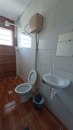 Economy Double Room, Courtyard View | Bathroom | Shower, towels, soap, toilet paper - Pousada Colina  (Cachoeira de Minas)