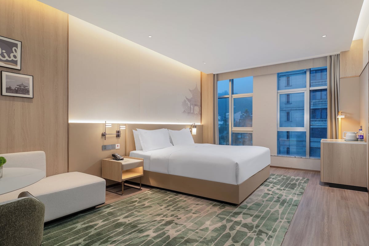 Premium Room, 1 King Bed, Accessible