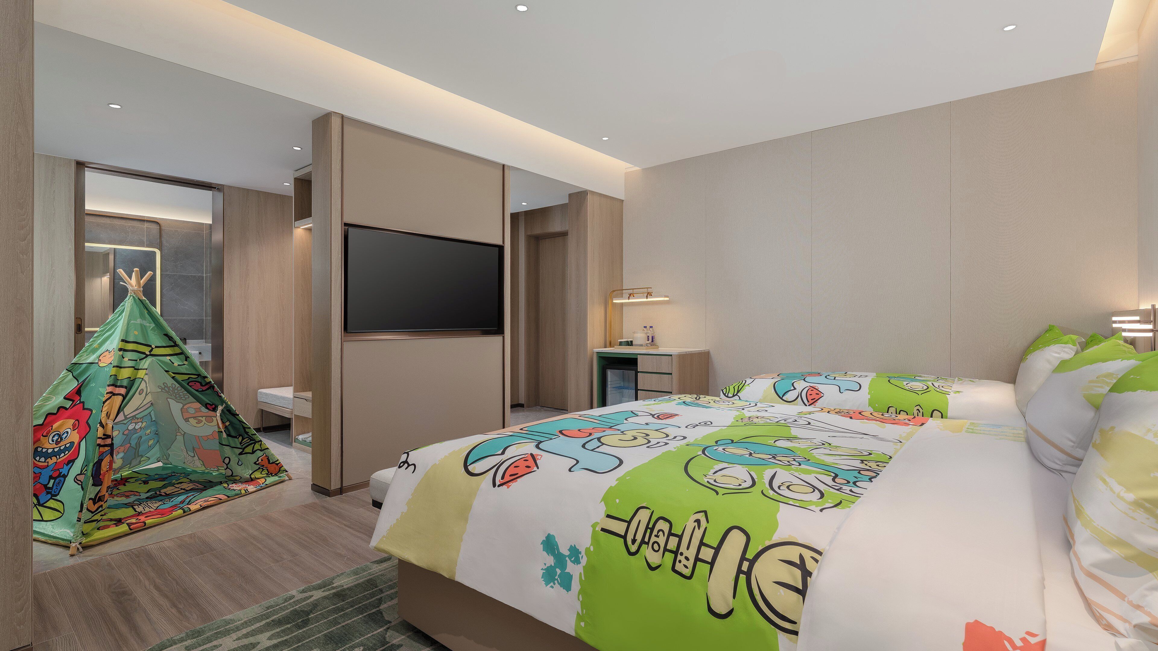 Una habitación de hotel con cama, televisor, escritorio y una estructura similar a una tienda de campaña.