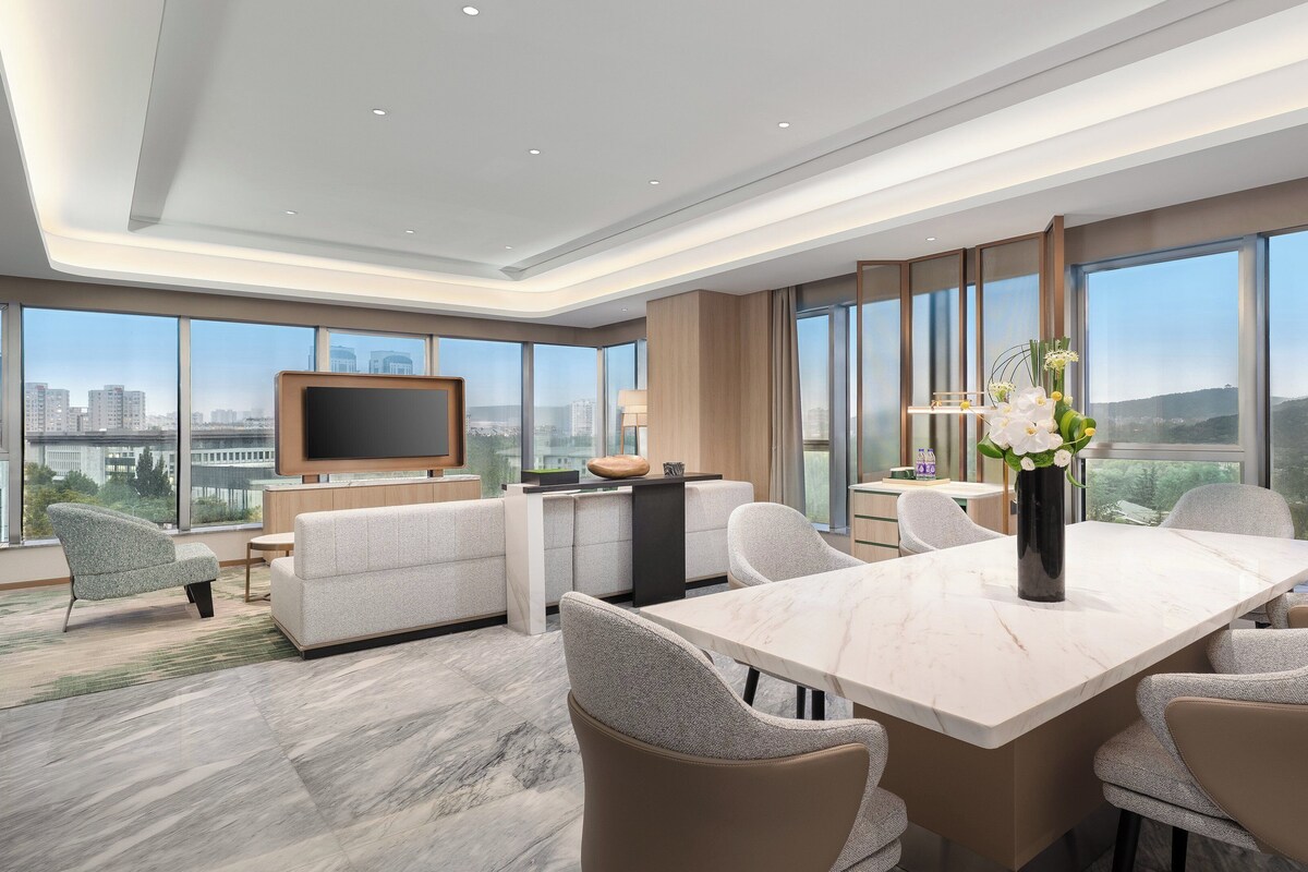 Suite, 1 Bedroom (Living and Dining Area) | Egyptian cotton sheets, premium bedding, down duvets, memory-foam beds