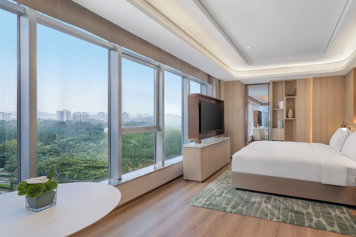 Suite, 1 Bedroom (Living and Dining Area)