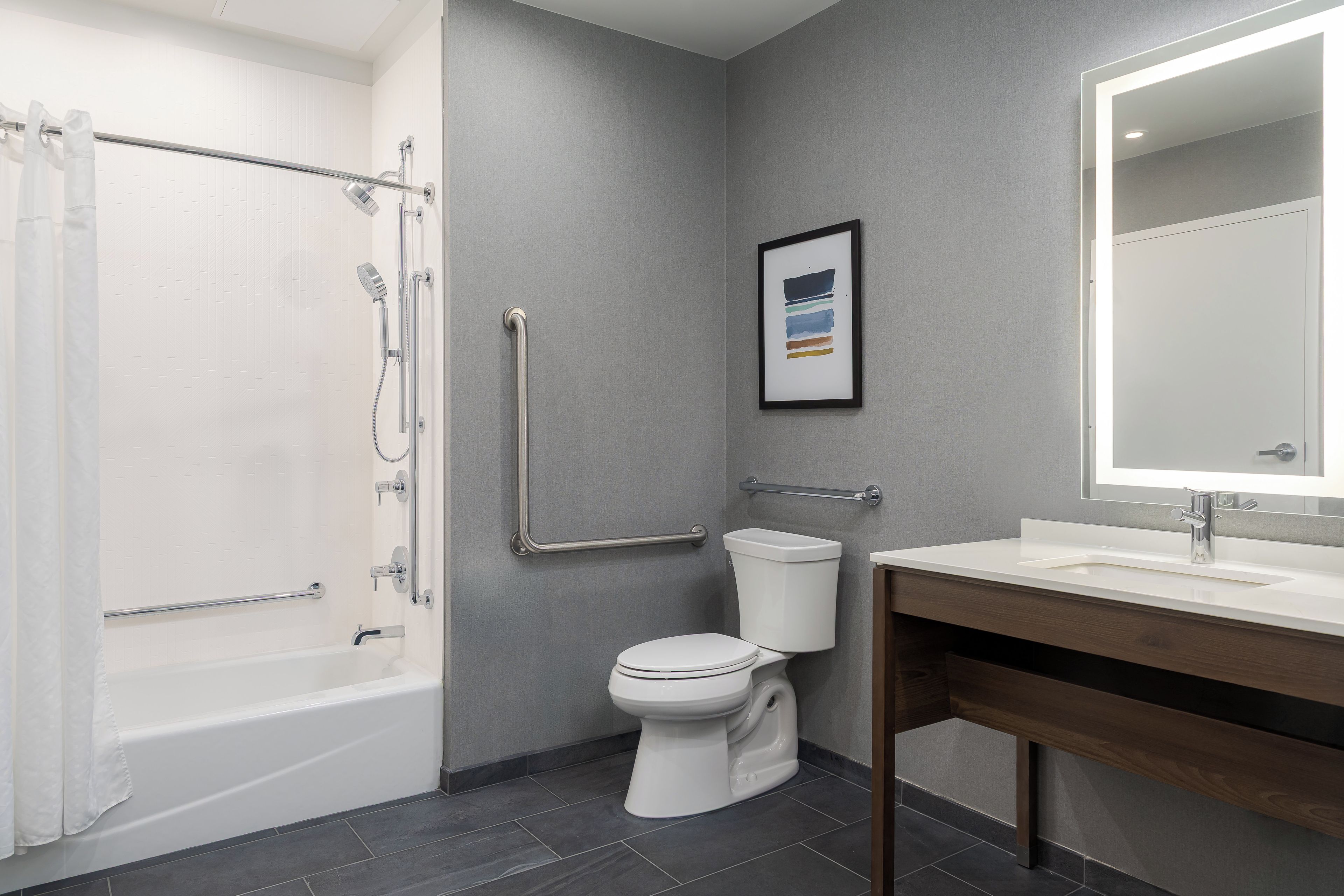 Un baño moderno con bañera, inodoro y lavamanos.