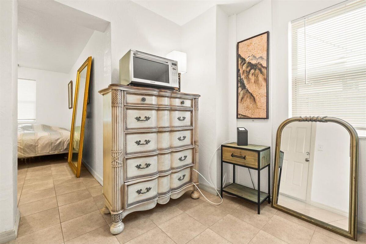 1 bedroom, desk, WiFi, bed sheets