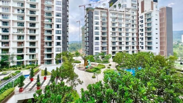 A high-rise residential building with multiple balconies, a landscaped courtyard, and a swimming pool. - Electus Home at Midhills Genting - Free WiFi & Parking (Genting Highlands)
