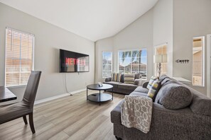 Smart TV, chimenea, futbolito, libros