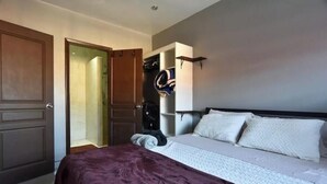 A bedroom with a bed, a wardrobe, and a closet. - For 6, NO stairs, beach, Costco, well located! (Mérida)