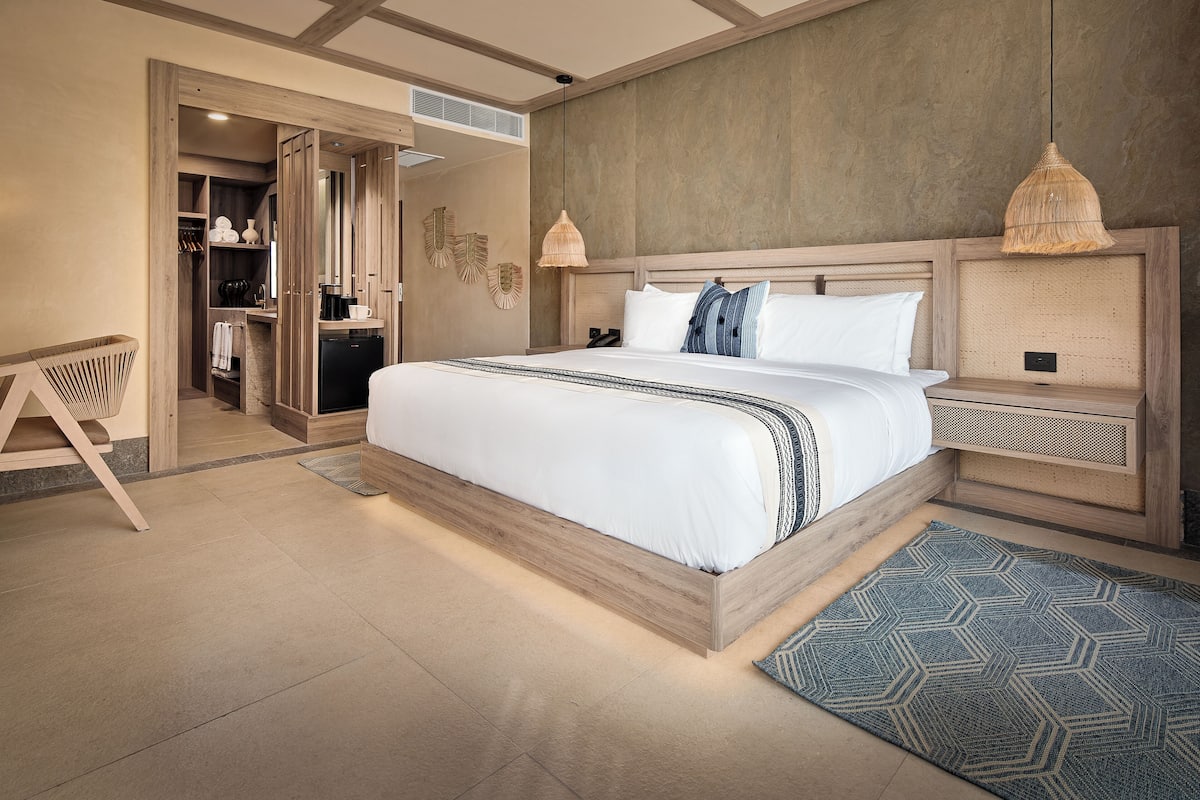 Ropa de cama de alta calidad y caja de seguridad en la habitación