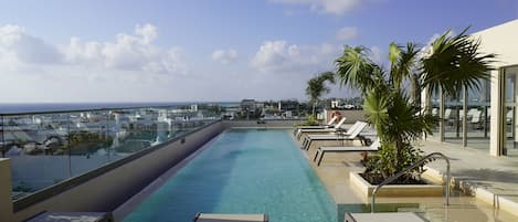 Ulkouima-allas, ilmaisia cabañoita, aurinkovarjoja