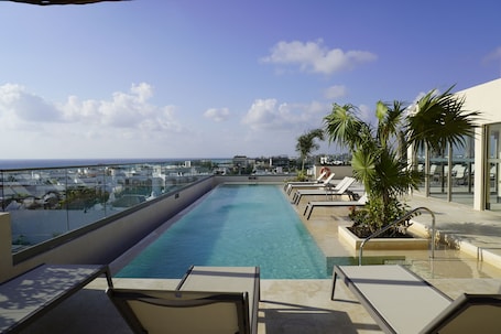 Outdoor pool, free cabanas, pool umbrellas