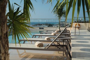 Outdoor pool, free cabanas, pool umbrellas - Hotel Indigo Playa Del Carmen by IHG (Playa del Carmen)