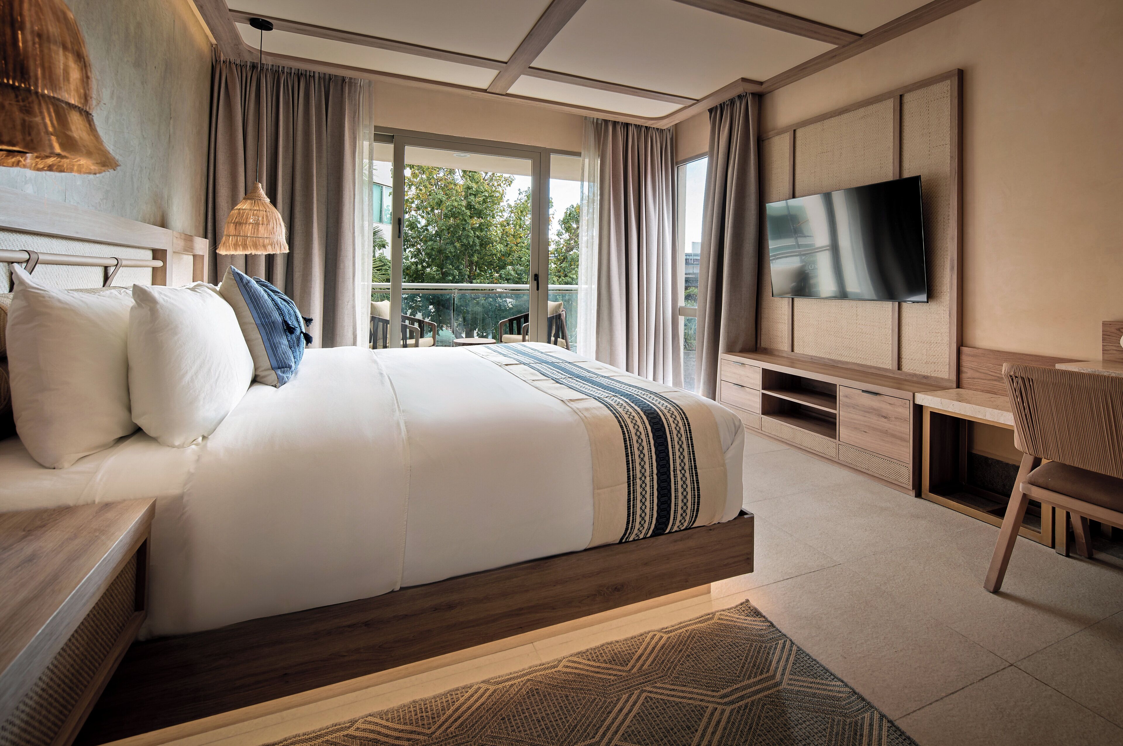 Bộ đồ giường cao cấp, két bảo mật tại phòng, bàn 