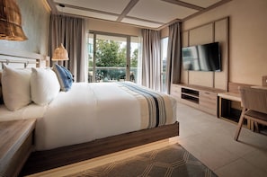 Ropa de cama de alta calidad y caja de seguridad en la habitación