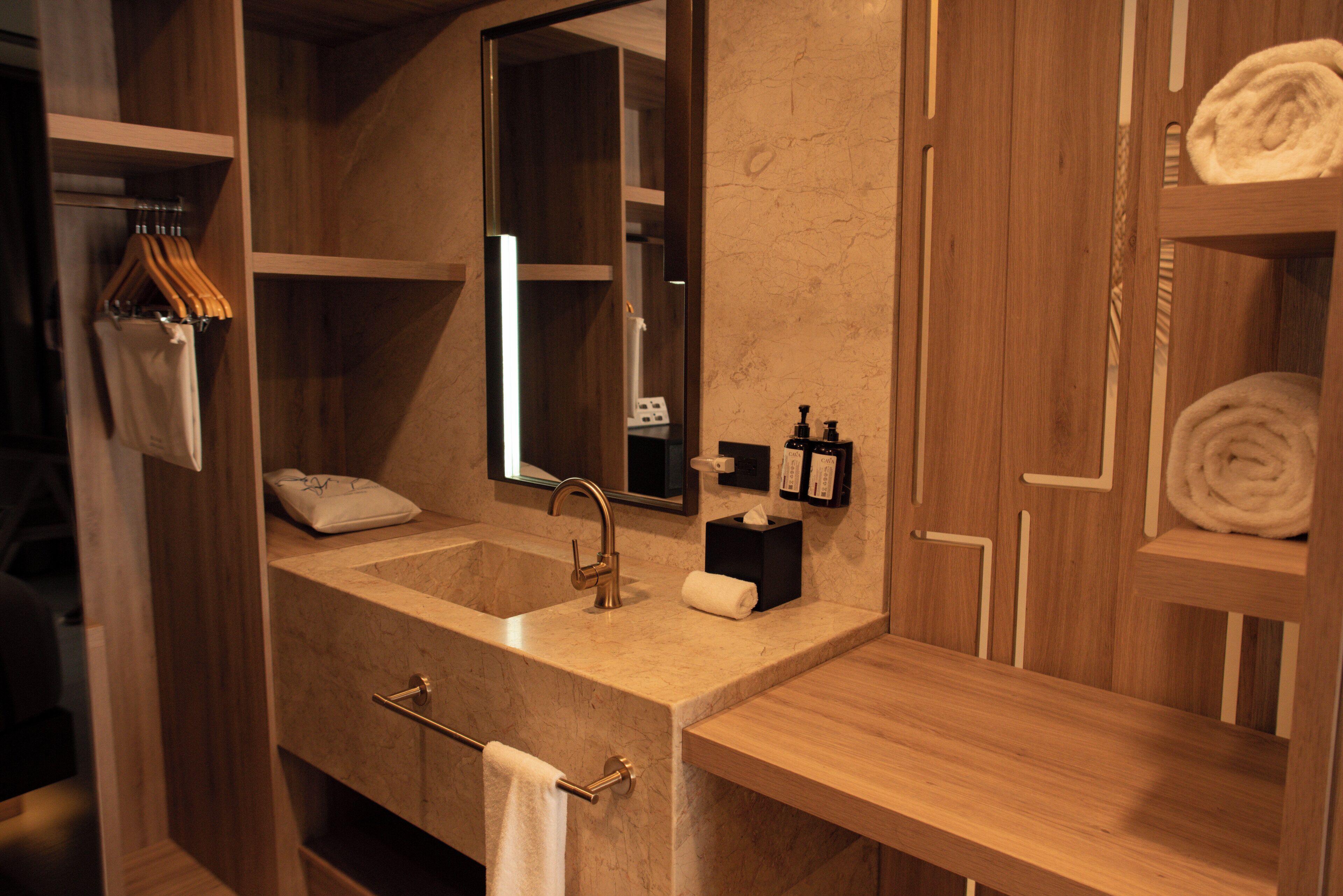 Ropa de cama de alta calidad y caja de seguridad en la habitación 