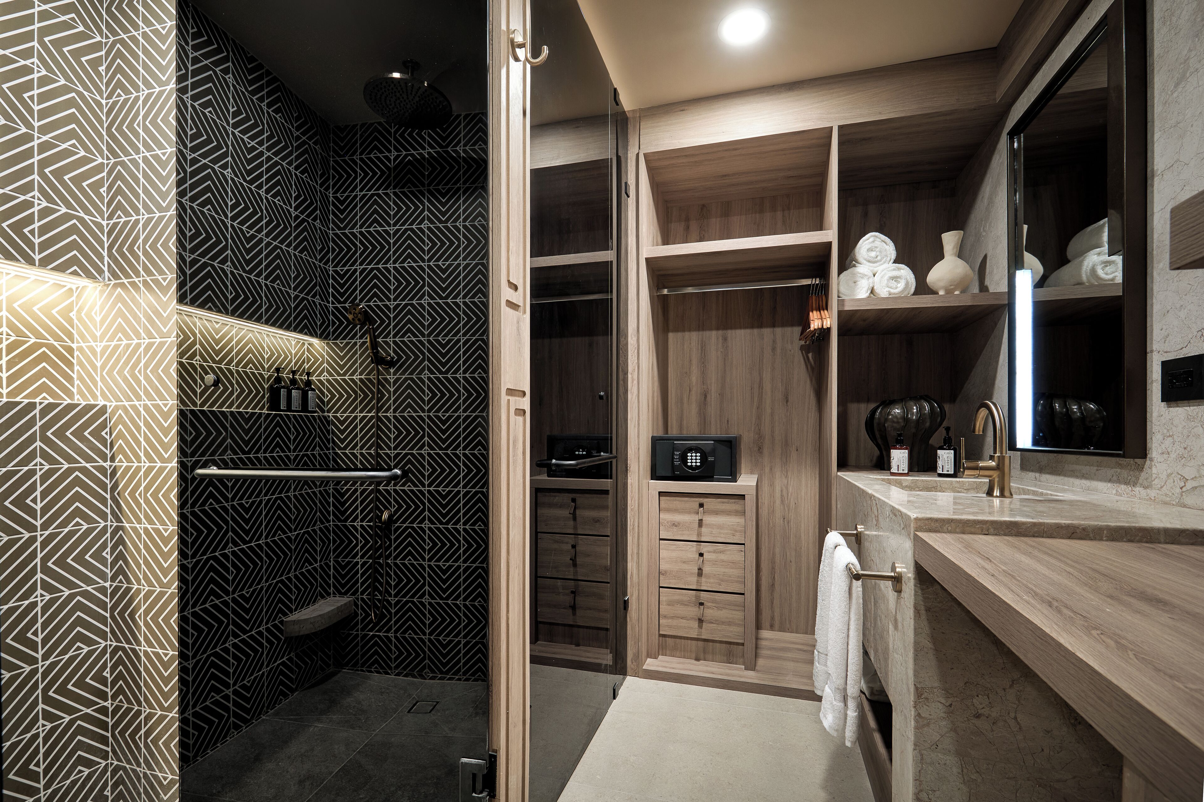 Dusj, regndusjhode, toalettartikler (inkludert) og hårføner