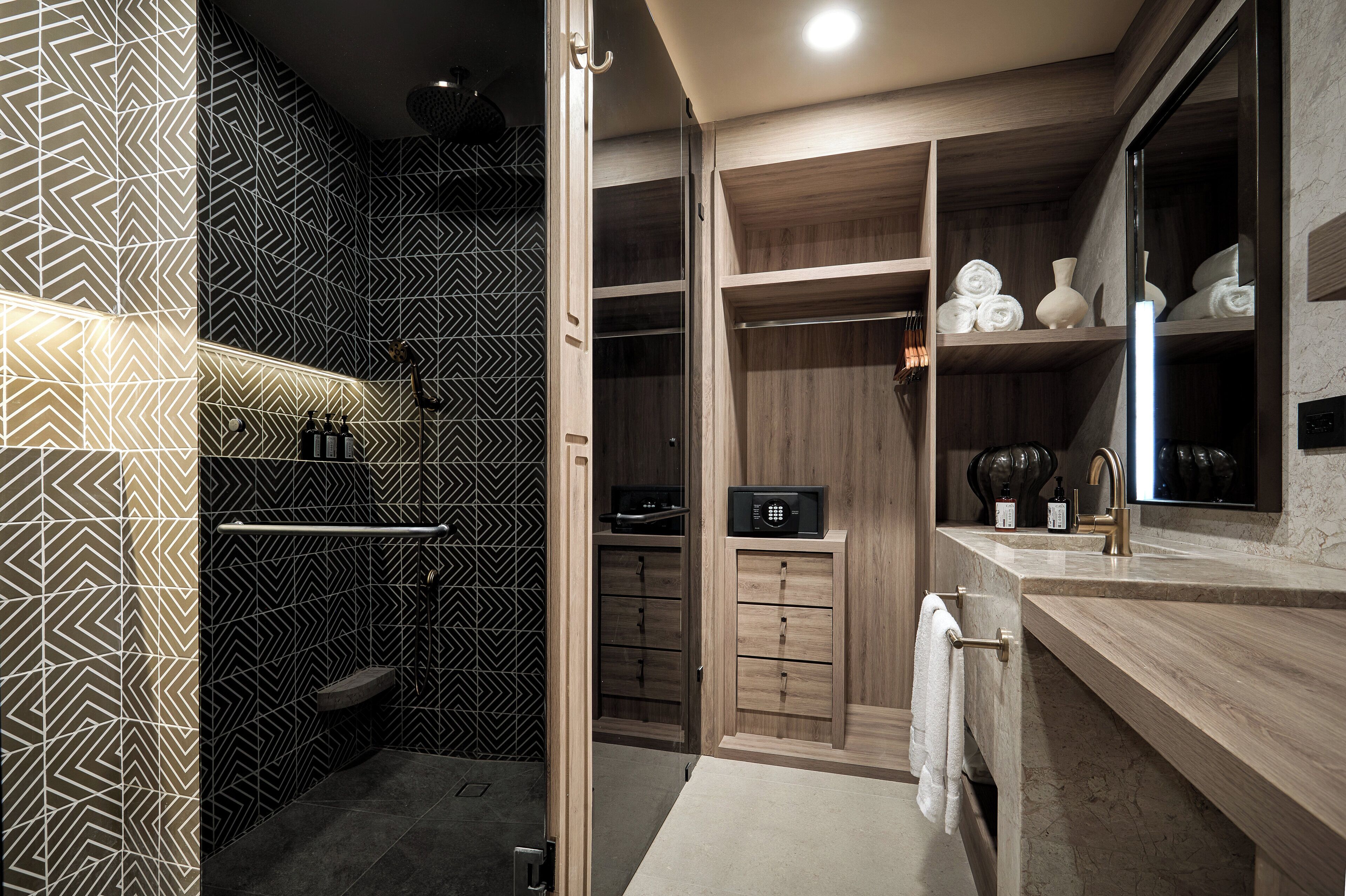 Premium-sengetøj, pengeskab på værelset, skrivebord