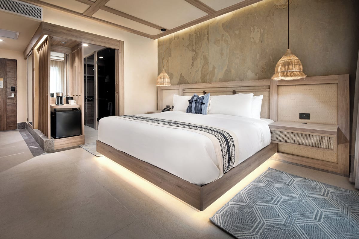 Premium bedding, in-room safe, desk, laptop workspace