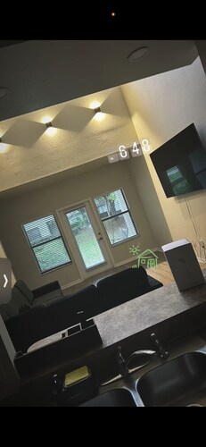 2-bedroom Luxury apartment in charming Gainesville Near Campus & Top Fun!