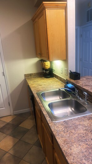 Four à micro-ondes, un four, surface de cuisson, lave-vaisselle