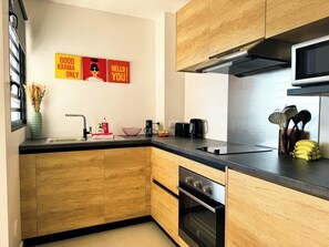 Fridge, microwave, oven, coffee/tea maker