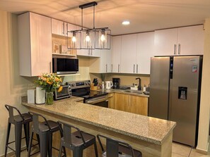 Microwave, oven, stovetop - Oasis in San Salvador - Pool & Full A/C (Apopa)