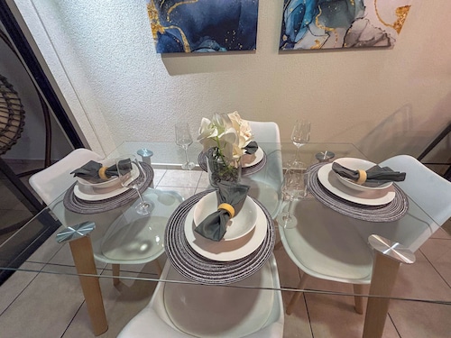 Oasis in San Salvador - Pool & Full A/C