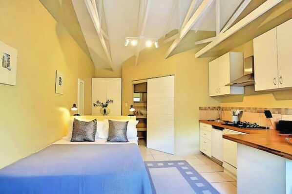 1 Schlafzimmer, BĂŒgeleisen/BĂŒgelbrett, Internetzugang, BettwĂ€sche